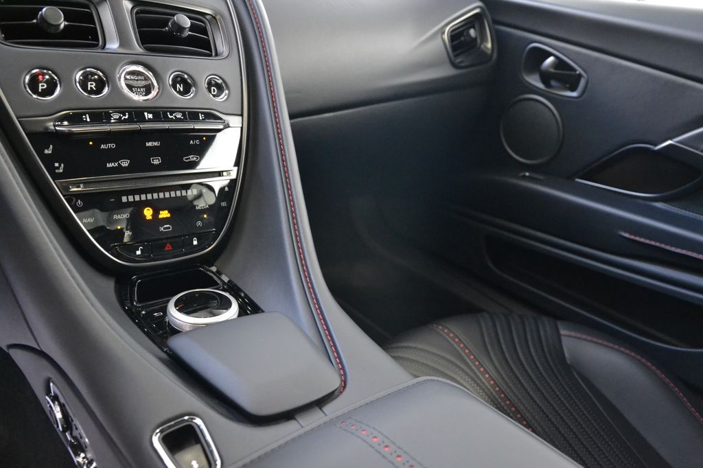 Aston Martin DB11 2022