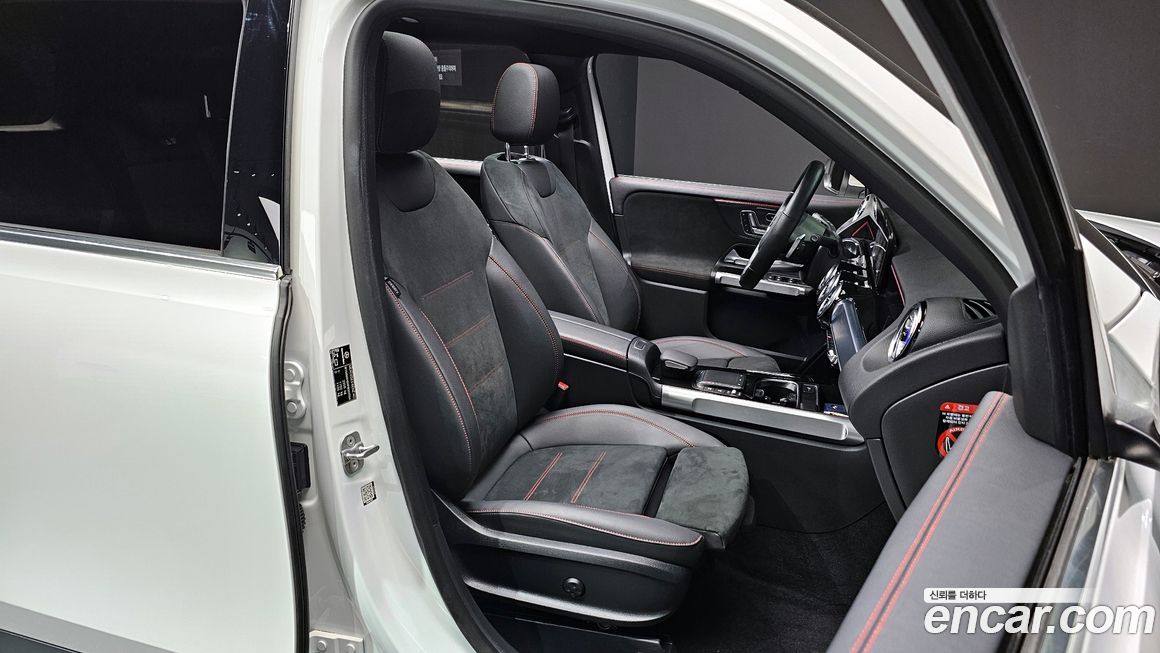 Mercedes-Benz GLB-Class 2023