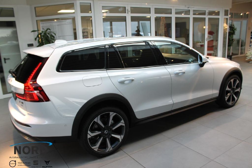 Volvo V60 Cross Country 2024