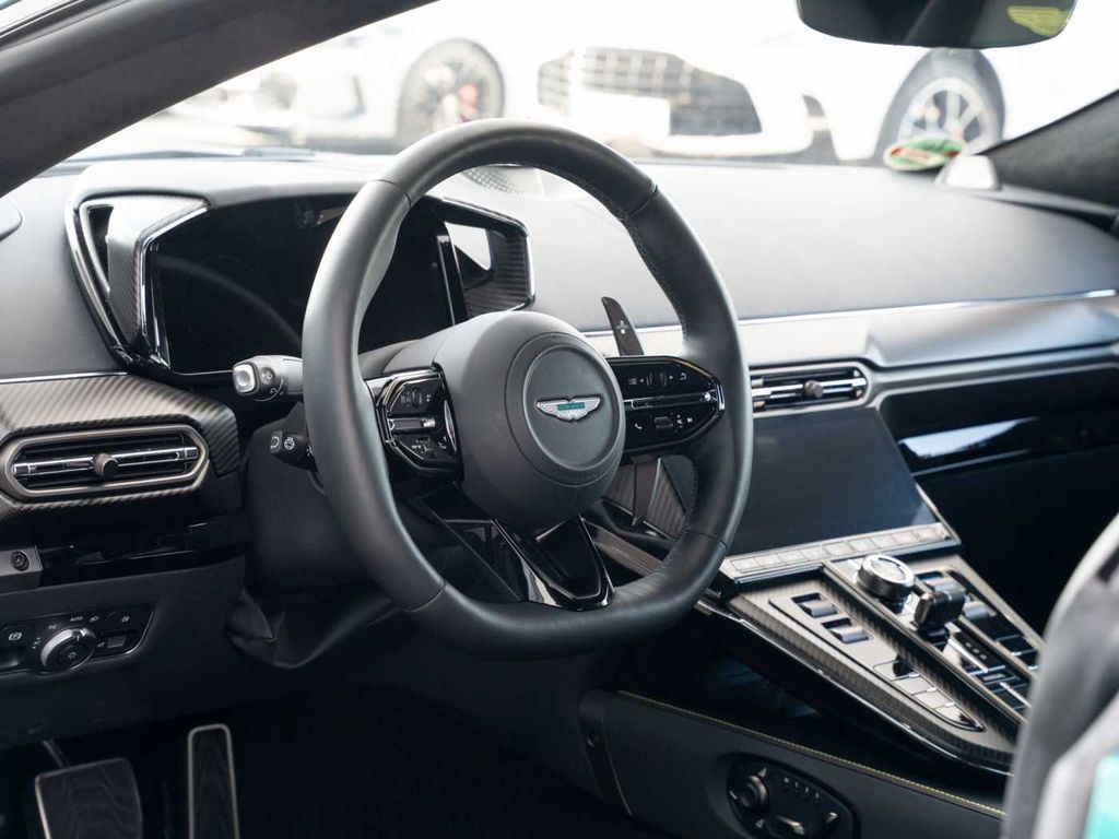 Aston Martin V8 Vantage 2024