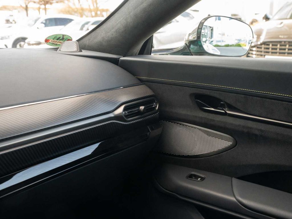 Aston Martin V8 Vantage 2024