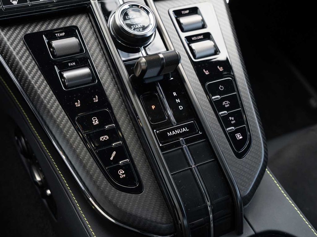 Aston Martin V8 Vantage 2024