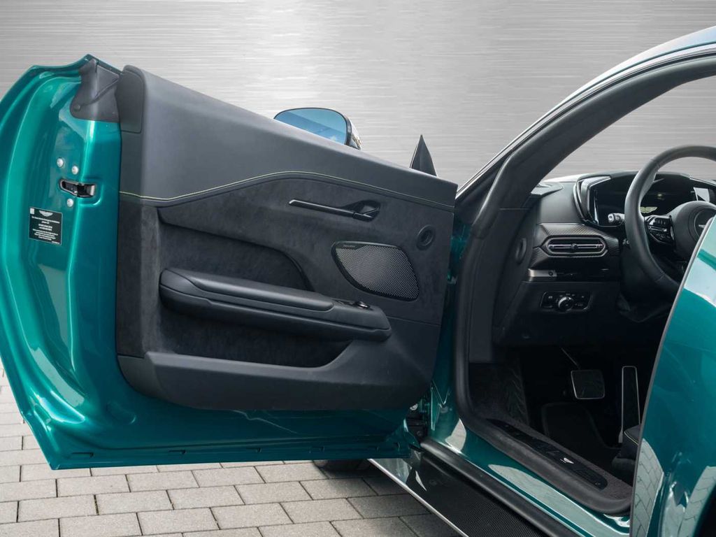 Aston Martin V8 Vantage 2024