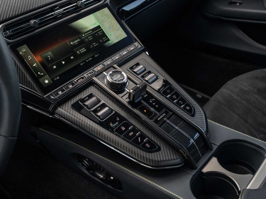 Aston Martin V8 Vantage 2024