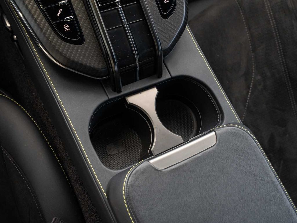 Aston Martin V8 Vantage 2024