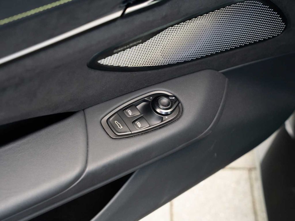 Aston Martin V8 Vantage 2024