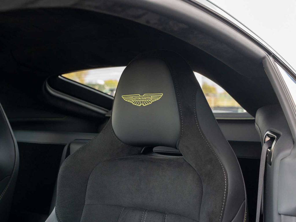 Aston Martin V8 Vantage 2024