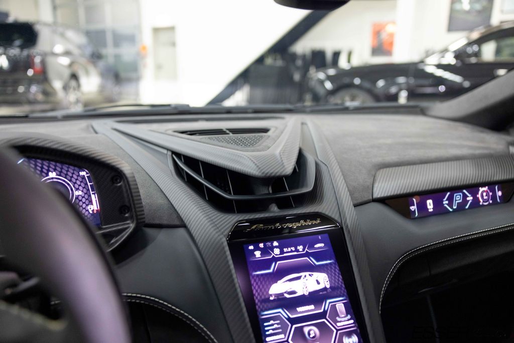 Lamborghini Revuelto 2025