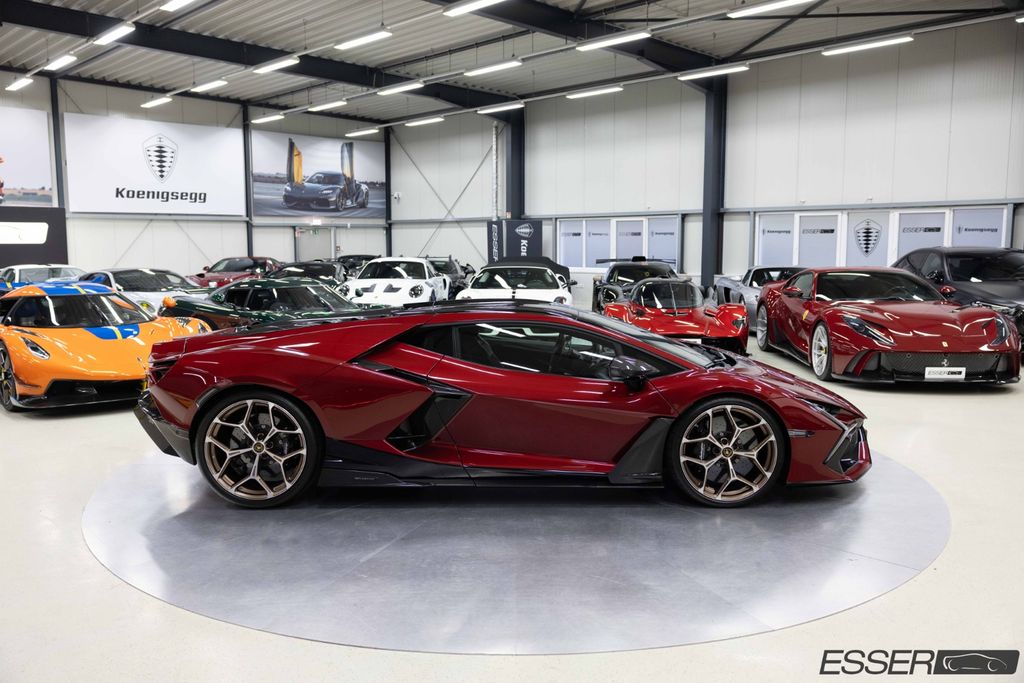 Lamborghini Revuelto 2025