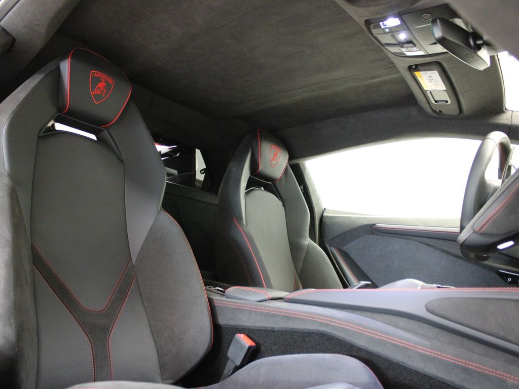 Lamborghini Revuelto 2024