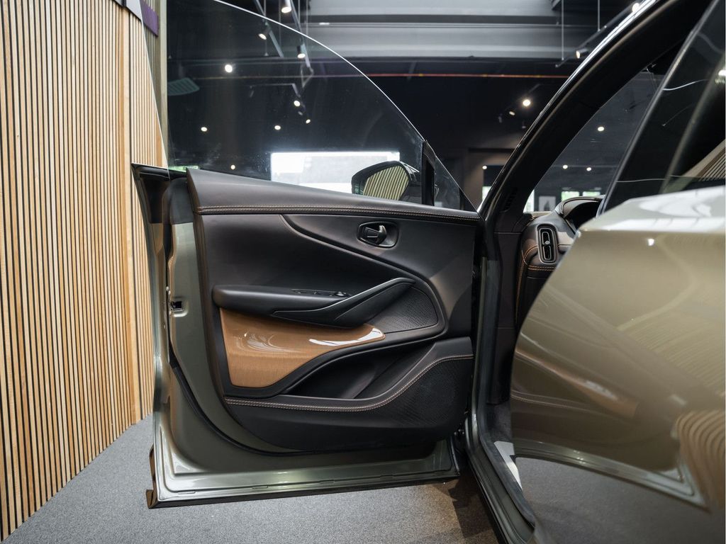 Aston Martin DBX 2023