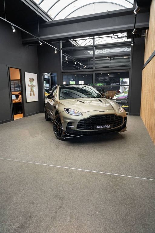 Aston Martin DBX 2023