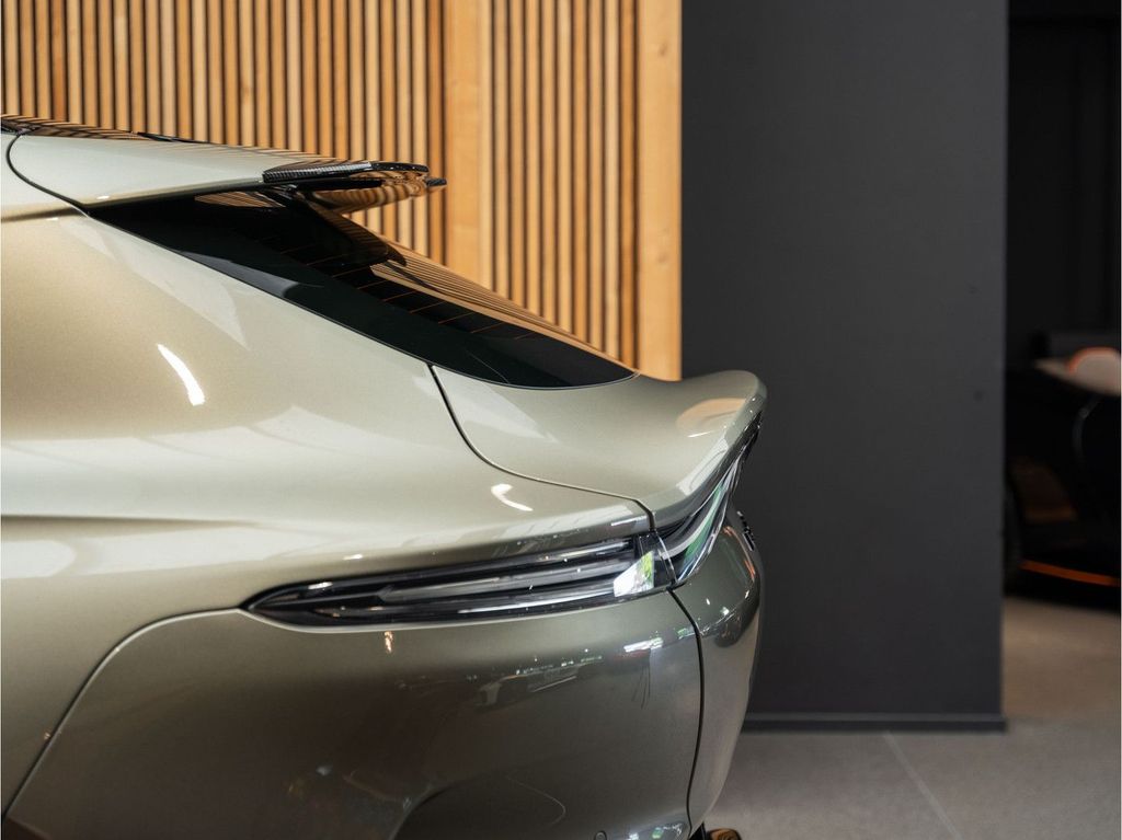 Aston Martin DBX 2023