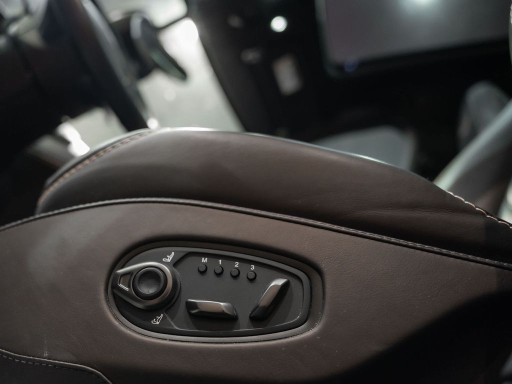 Aston Martin DBX 2023