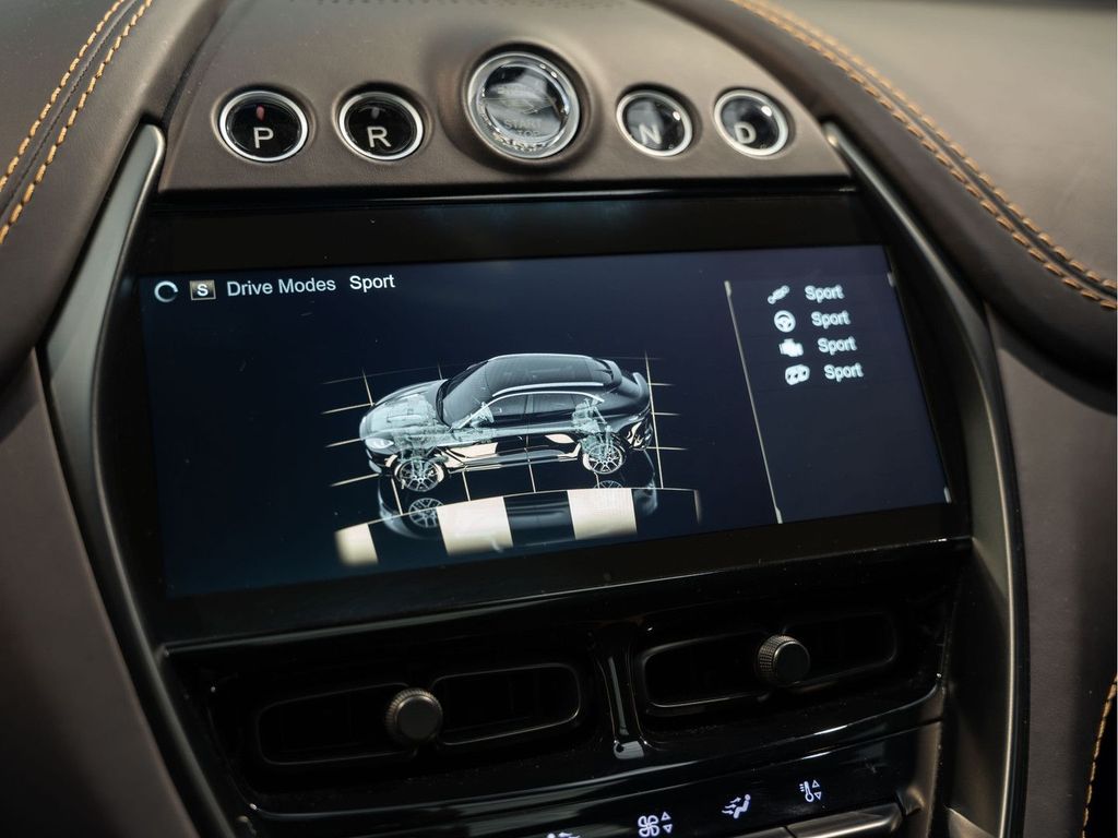 Aston Martin DBX 2023