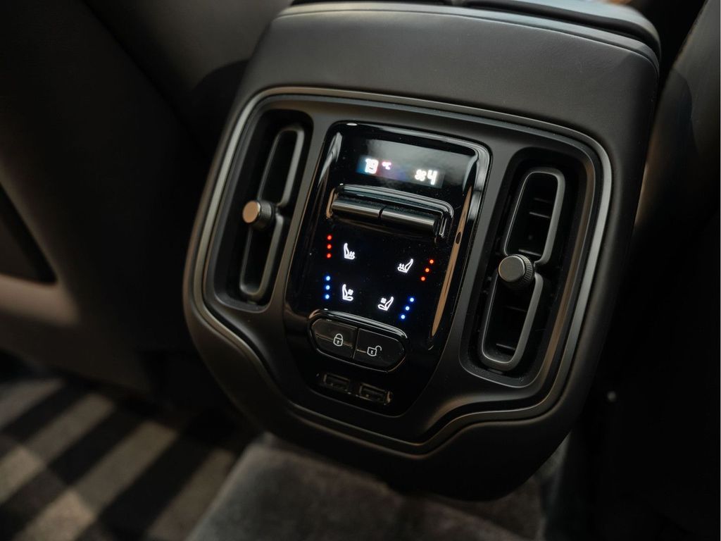 Aston Martin DBX 2023