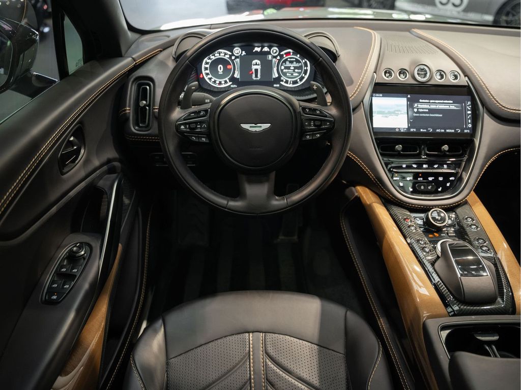Aston Martin DBX 2023