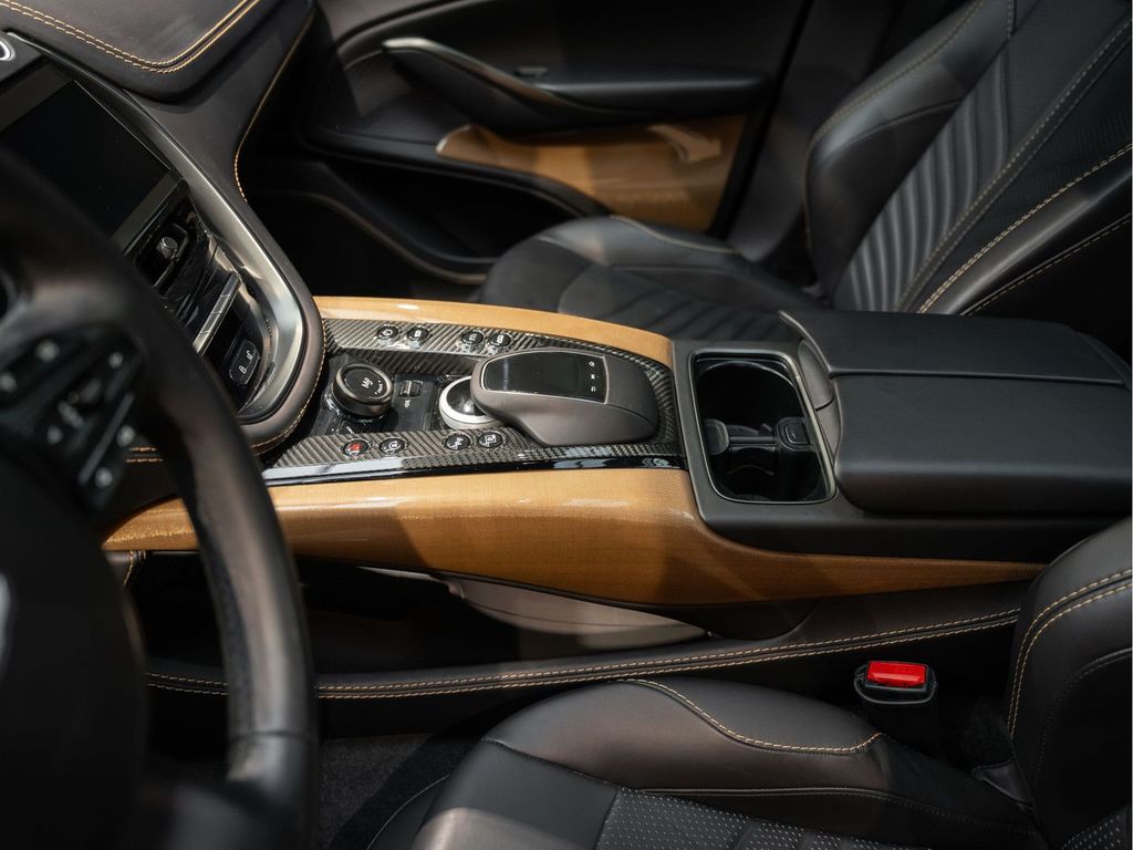 Aston Martin DBX 2023