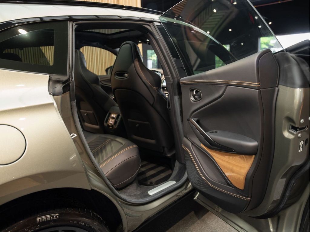 Aston Martin DBX 2023