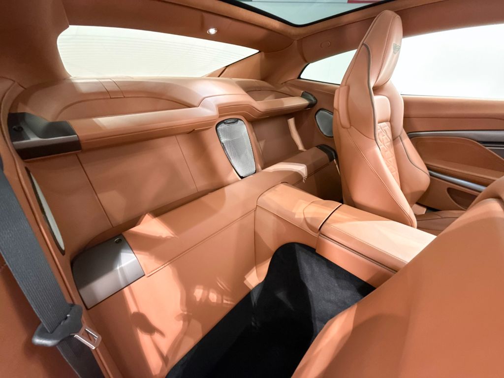 Aston Martin Vanquish 2025