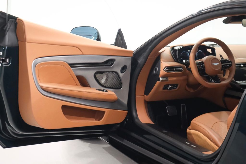 Aston Martin Vanquish 2025