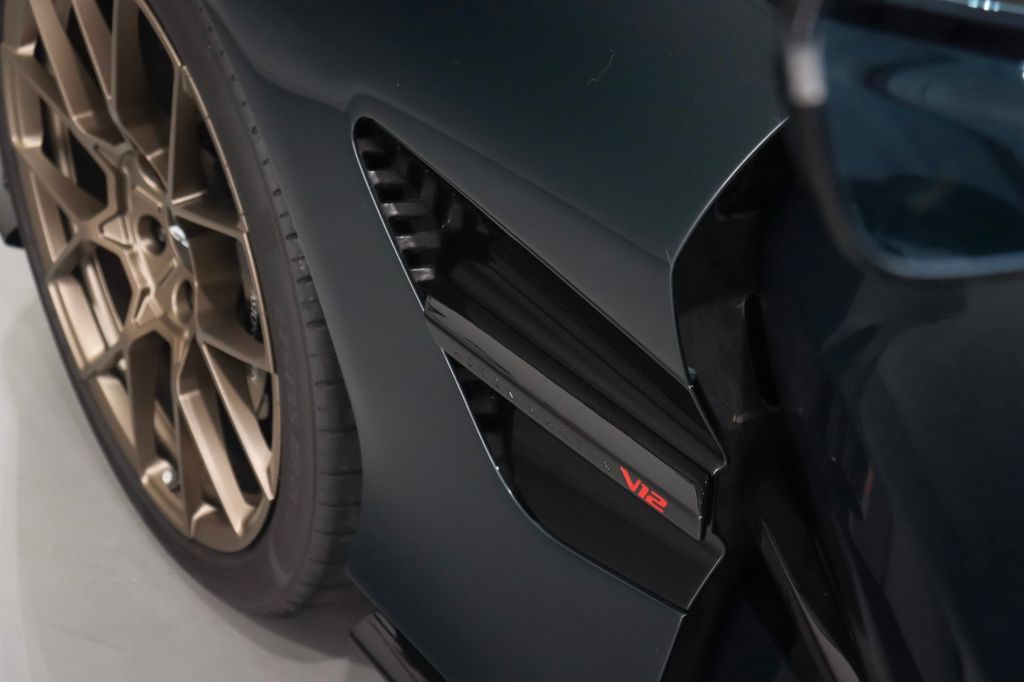 Aston Martin Vanquish 2025