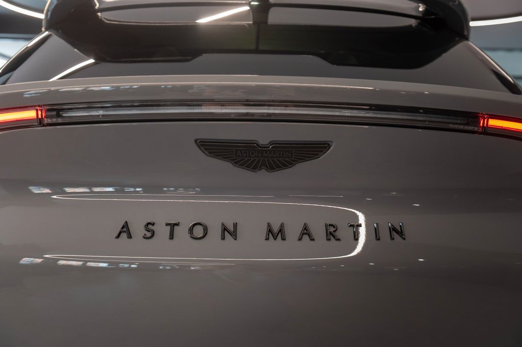 Aston Martin DBX 2025