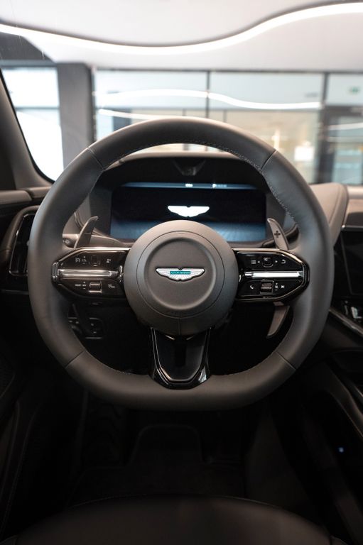 Aston Martin DBX 2025