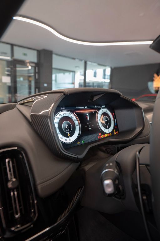 Aston Martin DBX 2025