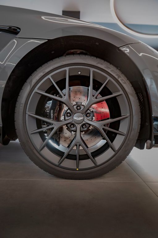 Aston Martin DBX 2025