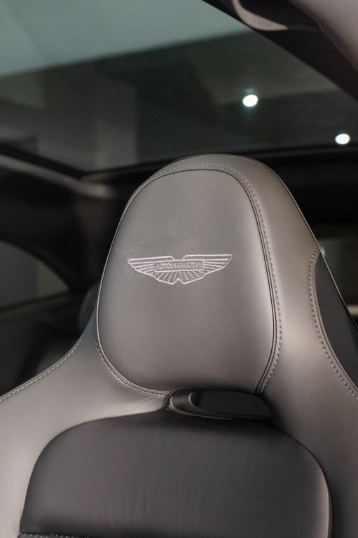 Aston Martin DBX 2025