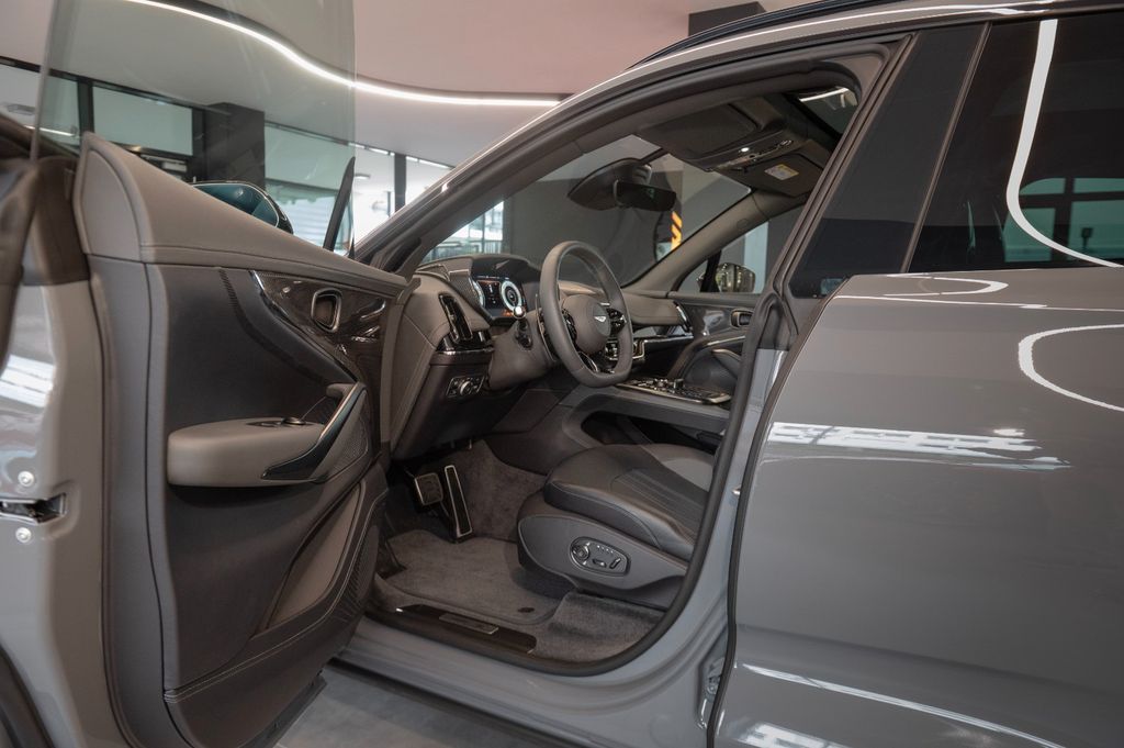 Aston Martin DBX 2025