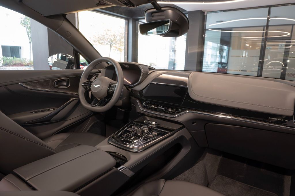 Aston Martin DBX 2025