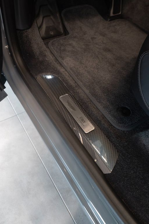 Aston Martin DBX 2025