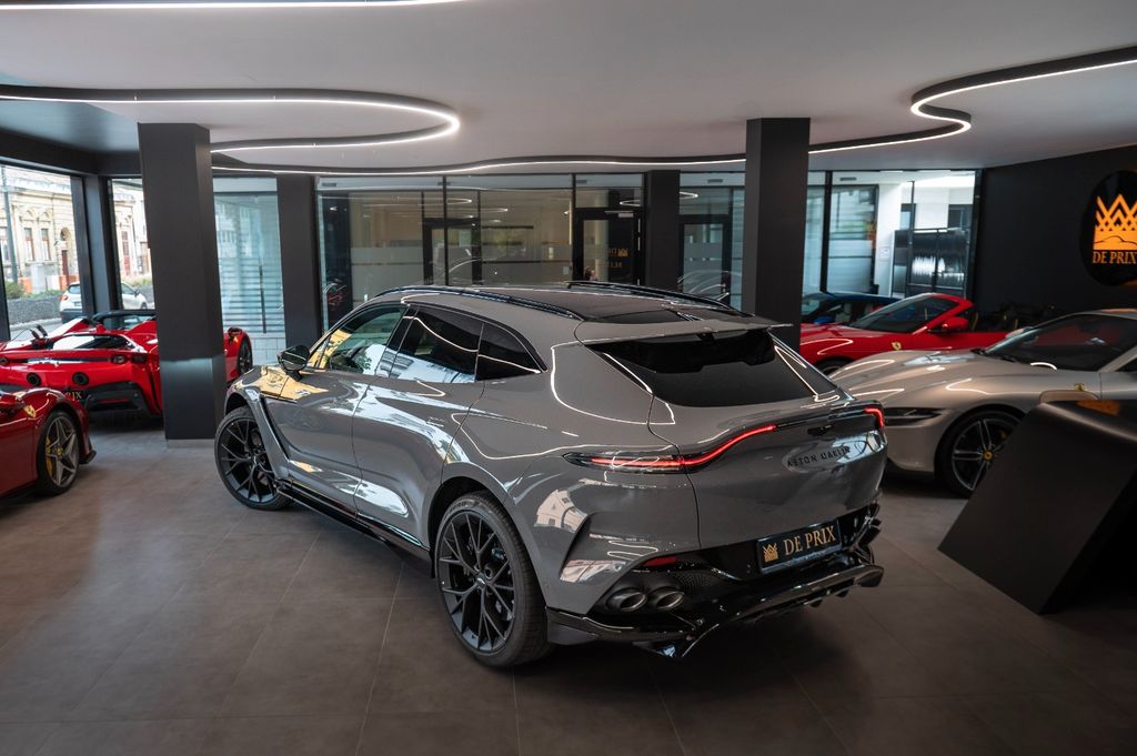 Aston Martin DBX 2025