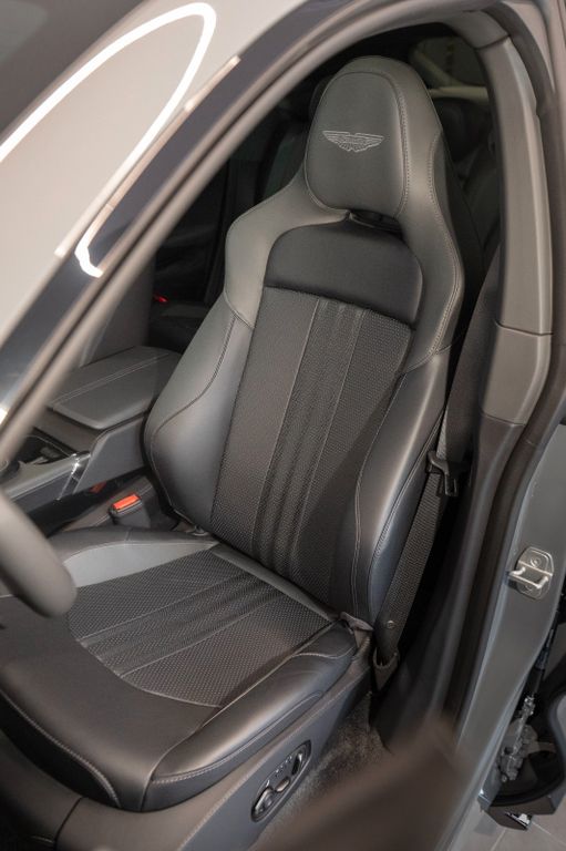 Aston Martin DBX 2025