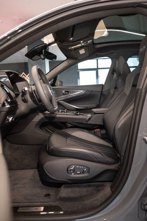 Aston Martin DBX 2025