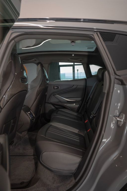 Aston Martin DBX 2025