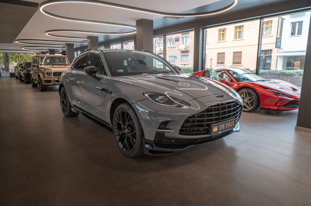 Aston Martin DBX 2025