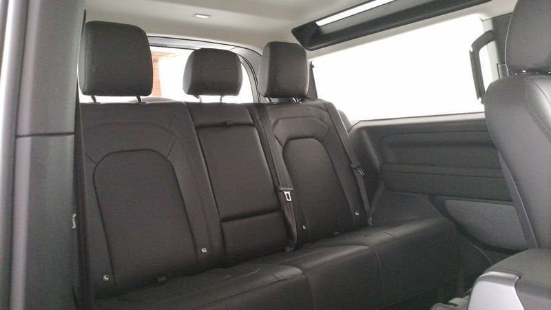 Land Rover Defender 2023