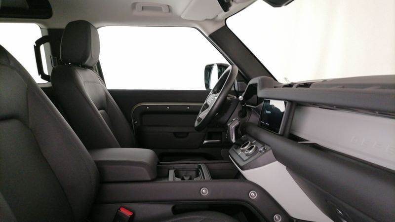 Land Rover Defender 2023