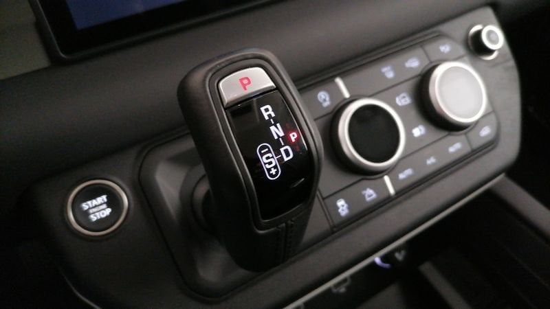 Land Rover Defender 2023