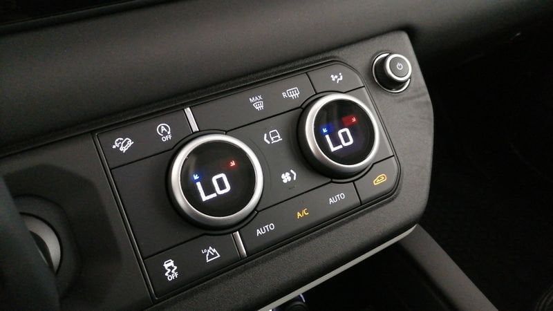 Land Rover Defender 2023