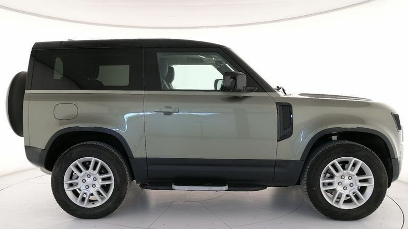 Land Rover Defender 2023