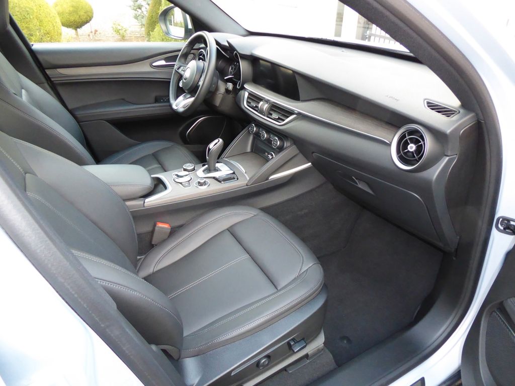 Alfa Romeo Stelvio 2023