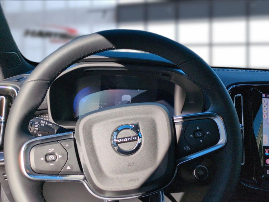 Volvo XC40 2025
