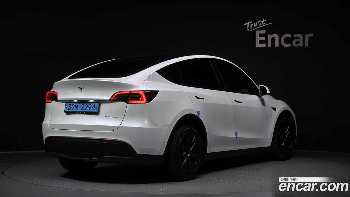 Tesla Model Y 2024