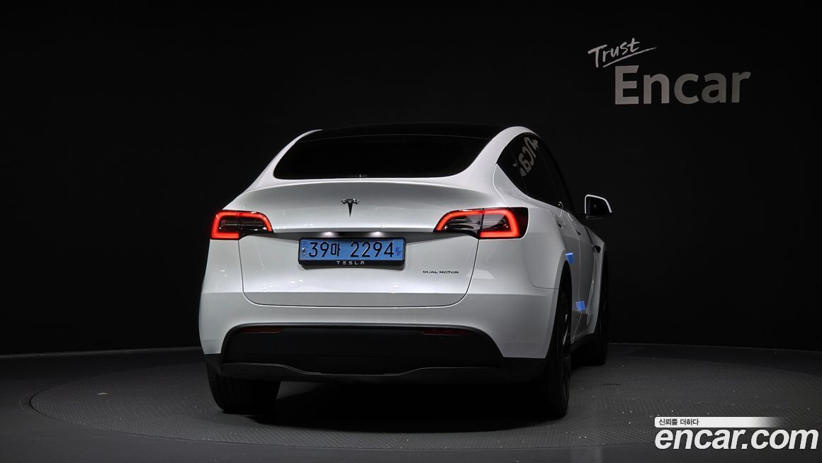Tesla Model Y 2024