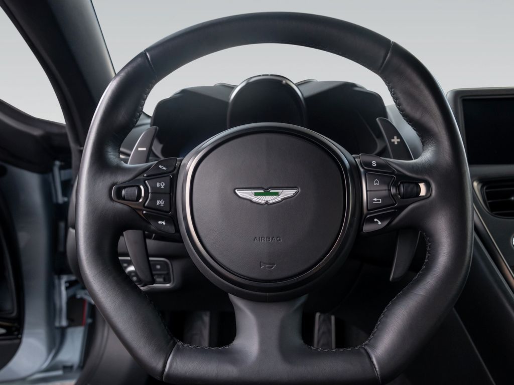 Aston Martin DBS 2021