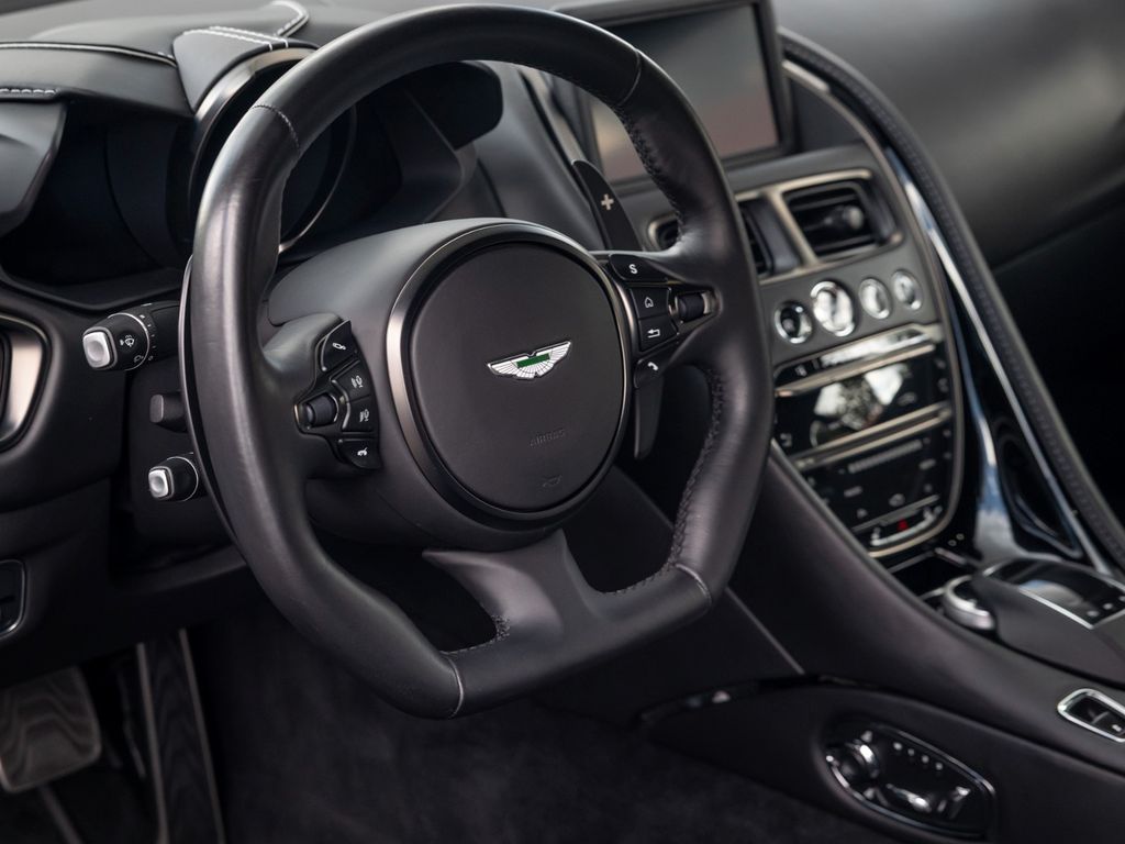 Aston Martin DBS 2021